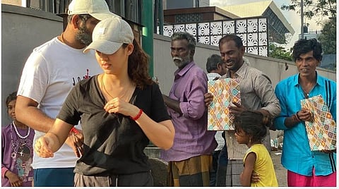 சாலையோர மக்களுக்கு நயன்தாரா திடீர் பரிசு