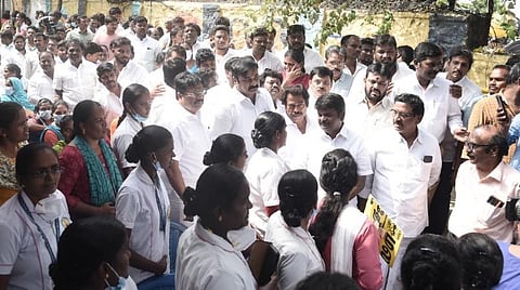 வள்ளுவர் கோட்டத்தில் செய்தியாளர்களைச் சந்தித்த முன்னாள் அமைச்சர் விஜயபாஸ்கர்