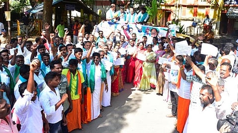 பொங்கல் பரிசுத் தொகுப்பில் தேங்காய் வழங்க கோரி மதுரையில் ஆர்ப்பாட்டத்தில் ஈடுபட்ட பாஜகவினர் | படம்: எஸ்.கிருஷ்ணமூர்த்தி