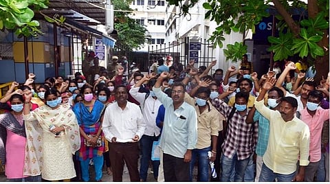 புதுச்சேரி தலைமைச் செயலகத்தை முற்றுகையிட்டு அமைச்சக ஊழியர்கள் போராட்டம் | படம் எம். சாம்ராஜ்