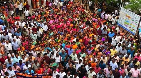 மதுரையில் இன்று மாலை ஜாக்டோ ஜியோ சார்பில் தமிழக முதல்வரின் கவனத்தை ஈர்க்கும் வகையில் நடந்த மாநிலம் தழுவிய ஆர்ப்பாட்டத்தில் பங்கேற்றோர். | படம்: எஸ்.கிருஷ்ணமூர்த்தி