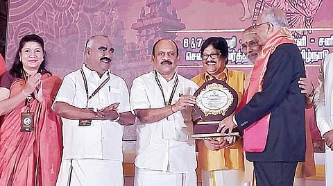 சென்னையில் நேற்று நடைபெற்ற உலகத் தமிழ் வம்சாவளி 9-வது மாநாட்டில் இலங்கையில் இருந்து வெளிவரும் வீரகேசரி பத்திரிகையின் மேலாண்மை இயக்குநர் சிவகுமார் நடேசனுக்கு சாதனை தமிழன் விருதைவழங்கினார் அமைச்சர் தா.மோ.அன்பரசன். உடன், அமைச்சர் செஞ்சி மஸ்தான், இலங்கை முன்னாள் முதல்வரும், எம்.பி.யுமான விக்னேஸ் வரன், விஐடி பல்கலை. வேந்தர் ஜி.விசுவநாதன் உள்ளிட்டோர்.