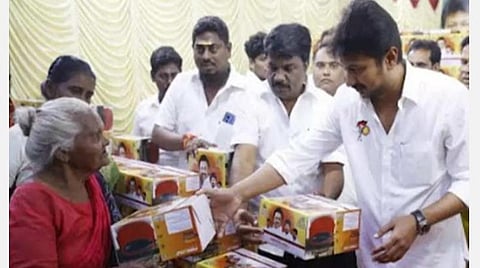 சேப்பாக்கம் - திருவல்லிக்கேணி தொகுதியில் வசிக்கும் 4 ஆயிரம் பேருக்கு பொங்கல் பரிசு: அமைச்சர் உதயநிதி ஸ்டாலின் வழங்கினார்