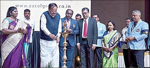 கோவையில் நேற்று நடந்த, ரோட்டரி அமைப்பின் மாவட்ட அளவிலான கருத்தரங்கை குத்துவிளக்கேற்றி தொடங்கி வைத்த முன்னாள் குடியரசு துணைத் தலைவர் வெங்கைய நாயுடு.