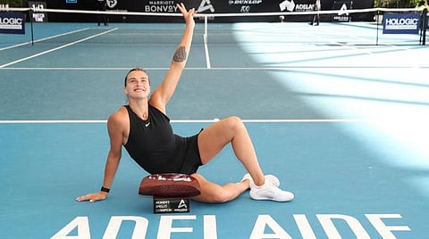 அடிலெய்டில் நேற்று நடைபெற்ற சர்வதேச டென்னிஸ் போட்டியின் மகளிர் ஒற்றையர் பிரிவு இறுதிச் சுற்றில் செக் குடியரசு வீராங்கனை லிண்டா நோஸ்கோவாவை வீழ்த்தி சாம்பியன் பட்டம் வென்றார் பெலாரஸ் வீராங்கனை அரைனா சபலென்கா. போட்டியில் வென்ற கோப்பையுடன் உற்சாக போஸ் கொடுக்கும் அரைனா சபலென்கா.