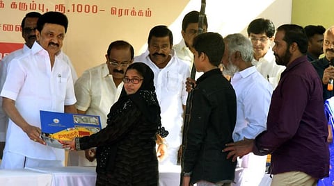 குடும்ப அட்டைதாரர்களுக்கு பொங்கல் பரிசு தொகுப்பு வழங்கும் நிகழ்வை, சென்னை கடற்கரை சாலை, அன்னை சத்யா நகரில் முதல்வர் மு.க.ஸ்டாலின் நேற்று தொடங்கி வைத்தார். உடன் அமைச்சர்கள், சென்னை மாநகராட்சி மேயர் மற்றும் அதிகாரிகள். படம்: ம.பிரபு