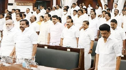 மறைந்த காங்கிரஸ் எம்எல்ஏ ஈ.வெ.ரா திருமகன் மறைவிற்கு மவுன அஞ்சலி செலுத்திய சட்டப்பேரவை உறுப்பினர்கள்.