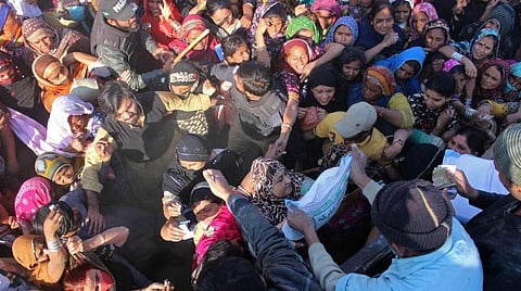 உணவுப் பொருள் வாங்க அலைமோதும் பாகிஸ்தான் மக்கள்