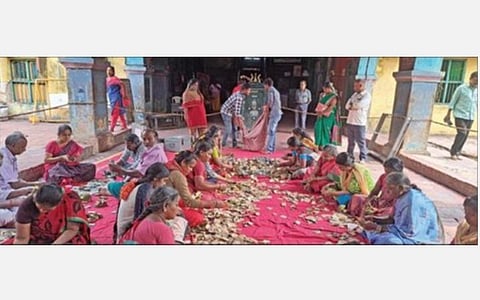 சிதம்பரம் தில்லை காளியம்மன் கோயிலில் உண்டியல்கள் திறக்கப்பட்டு காணிக்கை பணம் எண்ணப்பட்டது.