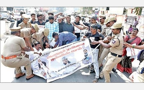 தமிழக ஆளுநரை கண்டித்து கோவை மாவட்ட ஆட்சியர் அலுவலகம் அருகேயுள்ள பி.எஸ்.என்.எல் அலுவலகம் முன்பு ஆர்ப்பாட்டத்தில் ஈடுபட்ட திராவிடர் இயக்க தமிழர் பேரவை அமைப்பினரை கைது செய்த போலீஸார். படம்: ஜெ.மனோகரன்