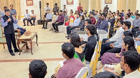 ஐஏஎஸ், ஐபிஎஸ் உள்ளிட்ட உயர்பதவிகளுக்கு மத்திய அரசுப் பணியாளர் தேர்வாணையம் சார்பில் நடைபெற்ற குடிமைப்பணி தேர்வில் தேர்ச்சி பெற்றவர்களுடன் ஆளுநர் ஆர்.என்.ரவி ஆளுநர் மாளிகையில் நேற்று கலந்துரையாடினார். படம்: பு.க.பிரவீன்