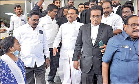 சொத்து குவிப்பு வழக்கில், சென்னை ஆட்சியர் அலுவலகத்தில் உள்ள சிறப்பு நீதிமன்றத்தில் நேற்று ஆஜராகி வெளியே வந்த திமுக எம்பி. ஆ.ராசா.