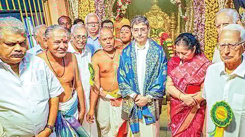 திருவையாறில் நேற்று ஸ்ரீ தியாகராஜ சுவாமிகளின் 176-வது ஆராதனை விழாவில் பஞ்சரத்ன கீர்த்தனை நிகழ்ச்சியை தொடங்கி வைப்பதற்கு முன் அதிஷ்டானத்தை தரிசித்த தமிழக ஆளுநர் ஆர்.என்.ரவி. உடன், சபா தலைவர் ஜி.கே.வாசன் உள்ளிட்டோர்.