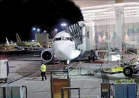 தொழில்நுட்பக் கோளாறு காரணமாக அமெரிக்கா முழுவதும் விமான சேவை நேற்று முடங்கியதையடுத்து, லாஸ் ஏஞ்சல்ஸ் விமான நிலையத்தில் விமானங்களின் புறப்பாடு ரத்து செய்யப்பட்டது. படம்: ஏஎப்பி