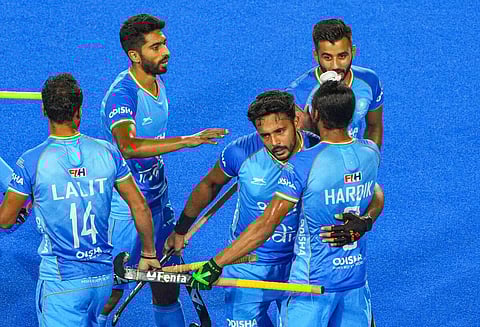 கோல் பதிவு செய்ததை கொண்டாடும் இந்திய வீரர்கள்