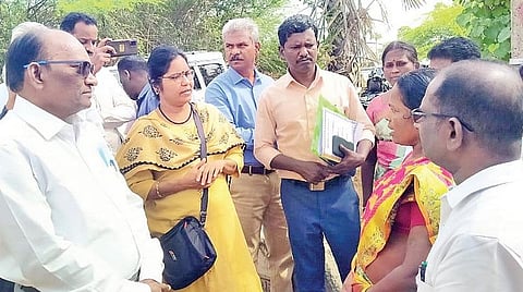 புதுக்கோட்டை மாவட்டம் வேங்கைவயல் பகுதியில் நேற்று ஆய்வு செய்யும் சமூக நீதி கண்காணிப்புக் குழுவினர்.