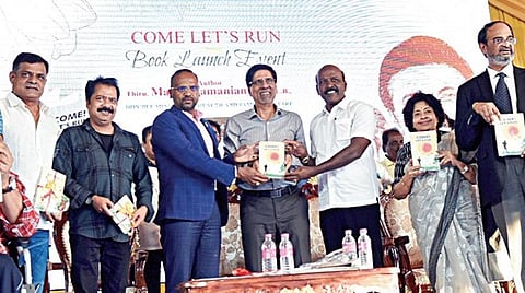 சுகாதாரத் துறை அமைச்சர் மா.சுப்பிரமணியன் எழுதிய ‘ஓடலாம் வாங்க’ எனும் தமிழ் நூலின் ஆங்கிலப் பதிப்பு வெளியீட்டு விழா, சென்னை நந்தனத்தில் நடைபெறும் புத்தகக் காட்சியின் திறந்தவெளி அரங்கத்தில் நேற்று நடந்தது. இதில் இந்திய கிரிக்கெட் அணியின் முன்னாள் வீரர் கிருஷ்ணமாச்சாரி காந்த் நூலை வெளியிட, மைக்ரோசாப்ட் நிறுவனத்தின் இயக்குநர் சிசில் மனோஜ் சுந்தர் பெற்றுக் கொண்டார். உடன், நடிகர்கள் பாண்டியராஜன், போஸ் வெங்கட், எழுத்தாளர் இந்துமதி, இசையமைப்பாளர் காந்த் தேவா, கவிஞர் மனுஷ்யபுத்திரன் உள்ளிட்டோர். படம்: ம.பிரபு