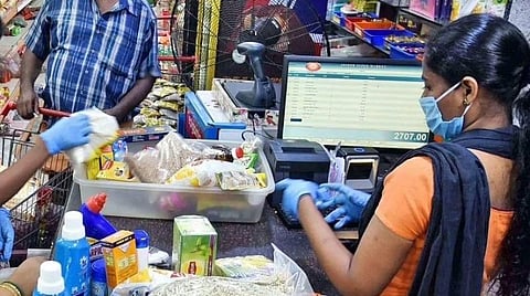 பணியாளர்களுக்கு இருக்கை வசதி செய்யாத நிறுவனங்கள் மீது கடும் நடவடிக்கை எடுக்கப்படும்: தொழிலாளர் நலத்துறை எச்சரிக்கை