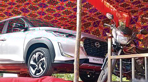 மதுரை அவனியாபுரத்தில் இன்று நடைபெறும் ஜல்லிக்கட்டில் அதிக காளைகளை அடக்கும் வீரருக்கு வழங்கப்பட உள்ள கார். படம்: எஸ். கிருஷ்ணமூர்த்தி