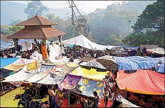 மகர ஜோதி தரிசனத்துக்காக சபரிமலை வந்த லட்சக்கணக்கான பக்தர்களுக்கு கோயில் அருகே அமைக்கப்பட்டிருந்த கூடாரங்கள். படம்: லேஜு கமல்.