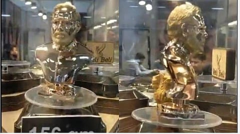 பிரதமர் மோடியின் மார்பளவு தங்க சிலை