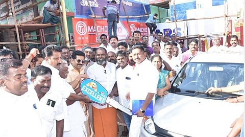 ஜல்லிக்கட்டு வீரர் கண்ணனுக்கு கார் பரிசளிப்பு