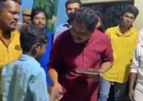 வெற்றி பெற்றவருக்கு பரிசு வழங்கிய எம்.பி சு.வெங்கடேசன்