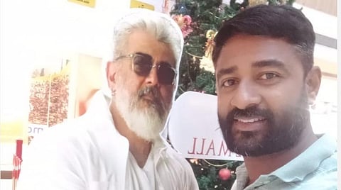 'துணிவு' பட அஜித் போஸ்டருடன் வினோத்