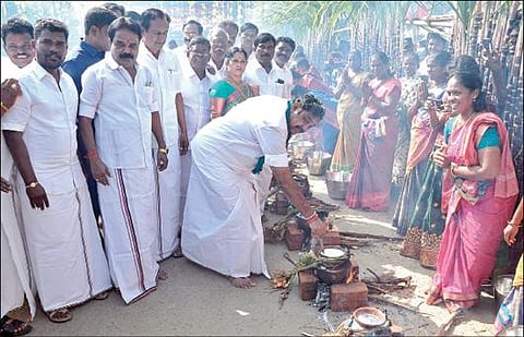 சிறுவாச்சூரில், அதிமுக சார்பில் நடந்த பொங்கல் விழாவை, எதிர்க்கட்சித் தலைவர் பழனிசாமி தொடங்கி வைத்தார்.