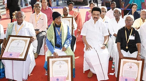 தமிழ் வளர்ச்சித் துறை சார்பில், சென்னை வள்ளுவர் கோட்டத்தில் நேற்று நடைபெற்ற திருவள்ளுவர் திருநாள் விழாவில், தமிழ்மொழி மற்றும் இலக்கிய வளர்ச்சிக்கும், தமிழ்ச் சமுதாய உயர்வுக்கும் தொண்டாற்றிய தமிழறிஞர்கள் 10 பேருக்கு தமிழ்நாடு அரசின் விருதுகள் வழங்கப்பட்டன. விருதாளர்களுடன் முதல்வர் மு.க.ஸ்டாலின்.