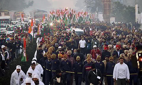 ராகுல் காந்தியை கட்டிப்பிடிக்க முயன்ற நபர்: இந்திய ஒற்றுமை யாத்திரையில் பாதுகாப்பு மீறல்?