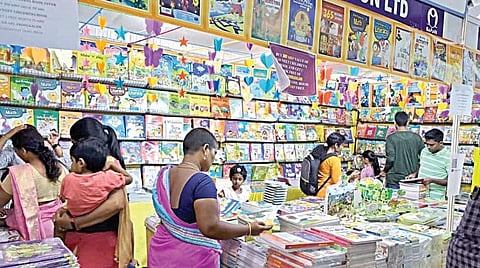 சென்னை புத்தக கண்காட்சியில் ஆர்வத்துடன் புத்தகம் தேர்வு செய்யும் மக்கள்.படங்கள்: டி.செல்வகுமார்