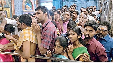 திருநள்ளாறு தர்ப்பாரண்யேஸ்வரர் கோயிலில் சனி பகவான் சன்னதியில் நேற்று தரிசனம் செய்த பக்தர்கள்.