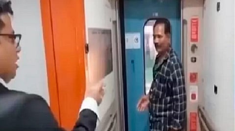 செல்ஃபி எடுக்க வந்தே பாரத் ரயிலில் ஏறிய நபர்: தானியங்கி கதவு மூடியதால் 159 கி.மீ. பயணம்