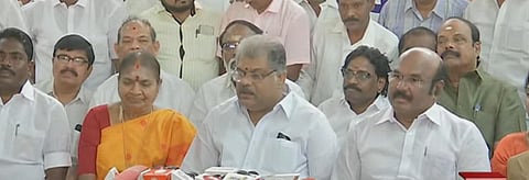 செய்தியாளர்களை சந்தித்த ஜி.கே.வாசன் மற்றும் அதிமுக நிர்வாகிகள்