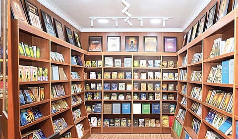 சென்னை, நுங்கம்பாக்கத்திலுள்ள இந்து சமய அறநிலையத் துறை ஆணையர் அலுவலகத்தில் புதிதாக அமைக்கப்பட்டுள்ள புத்தக விற்பனை
நிலையத்தை முதல்வ ர் மு.க.ஸ்டாலின் நேற்று திறந்து வைத்தார்.