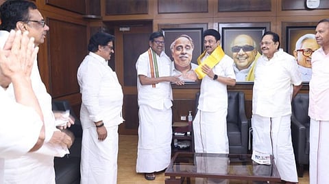 ஈரோடு கிழக்கு தொகுதி இடைத்தேர்தல் தொடர்பாக முதல்வர் மு.க.ஸ்டாலினை நேற்று சந்தித்துப் பேசிய தமிழக காங்கிரஸ் தலைவர் கே.எஸ்.அழகிரி உள்ளிட்டோர்.