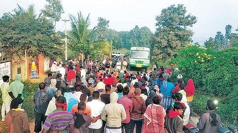கல்வராயன்மலை ஆரம்ப சுகாதார நிலையத்தில் தாய், சேய் உயிரிழந்த சம்பவத்தை கண்டித்து சாலை மறியலில் ஈடுபட்ட ஊர்மக்கள்.