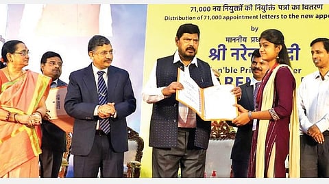 சென்னை கலைவாணர் அரங்கத்தில் நேற்று நடைபெற்ற `ரோஜ்கார் மேளா' வேலைவாய்ப்பு முகாமில் மத்திய இணை அமைச்சர் ராம்தாஸ் அத்வாலே கலந்துகொண்டு பணி நியமன ஆணைகளை வழங்கினார். இதில் மத்திய மறைமுக வரி மற்றும் சுங்க வாரியத்தின் பொது இயக்குநர் அன்பழகன், ஆணையர் எம்.ஜி.தமிழ்வளவன், மத்திய நிதி அமைச்சகத்தின் தலைமை ஆணையர் எம்.ரத்தினசாமி, திரிபாதி பிஸ்வாஸ் மற்றும் தெற்கு ரயில்வேயின் சென்னை கோட்ட கூடுதல் மேலாளர் டி.பி.சிங் உள்ளிட்டோர். படம்: ம.பிரபு