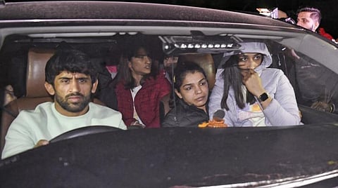 7 மணிநேரம் நீடித்த பேச்சுவார்த்தை - மத்திய அமைச்சரின் வாக்குறுதியால் மல்யுத்த வீராங்கனைகள் போராட்டம் வாபஸ்