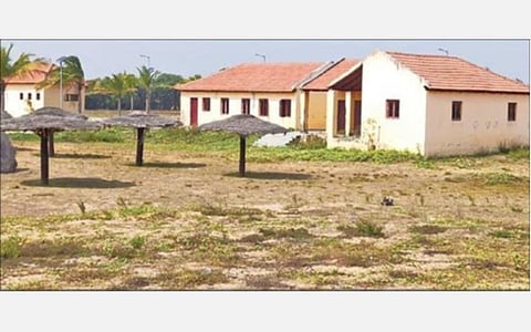 மணப்பட்டு கடற்கரையோரம் பராமரிப்பின்றி கிடக்கும் கட்டிடங்கள்.