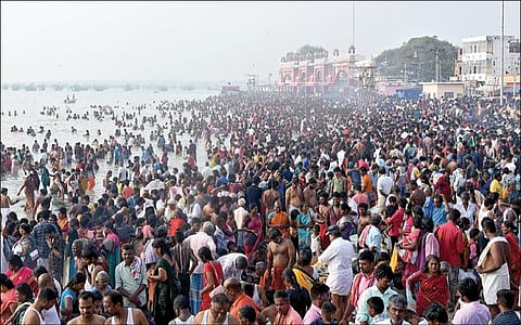 கன்னியாகுமரி முக்கடல் சங்கமத்தில் முன்னோருக்கு தர்ப்பணம் கொடுக்க திரண்ட பொதுமக்கள்.