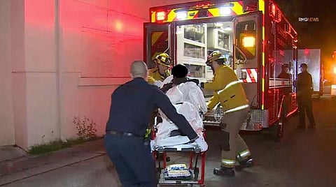 துப்பாக்கிச்சூட்டில் காயமடைந்தவரை ஆம்புலன்சில் ஏற்றும் காட்சி