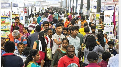 சென்னை நந்தனம் ஒய்எம்சிஏ மைதானத்தில் நடைபெற்று வந்த 46-வது சென்னை புத்தகக் காட்சியின் கடைசி நாளான நேற்று மக்கள் கூட்டம் அலைமோதியது. படம்: பு.க.பிரவீன்