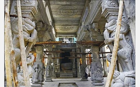 சேலம் கோட்டை மாரியம்மன் கோயில் திருப்பணியில், கருங்கல் கட்டுமானப் பணிகள் நிறைவடைந்த நிலையில், அழகுடன் கம்பீரமாக காட்சியளிக்கும் கோயிலின் மகா மண்டபம். படம்: எஸ்.குரு பிரசாத்