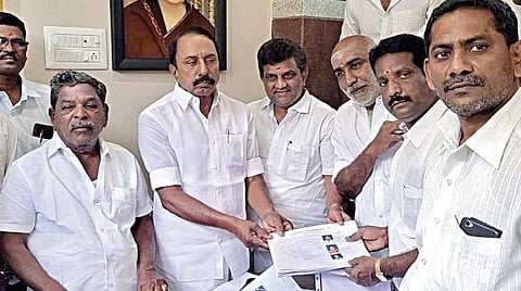 ஈரோட்டில் நடந்த அதிமுக ஆலோசனைக் கூட்டத்தில், பூத் கமிட்டி அமைப்பது தொடர்பான படிவங்களை, கட்சி நிர்வாகிகளிடம் இருந்து முன்னாள் அமைச்சர் செங்கோட்டையன் பெற்றுக் கொண்டார்.