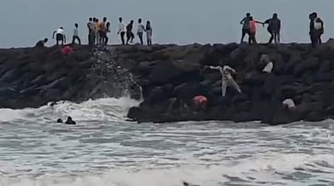 திருவொற்றியூர் அருகே கடலில் குளித்தபோது மூழ்கிய கல்லூரி மாணவ - மாணவிகள் 4 பேர் மீட்பு
