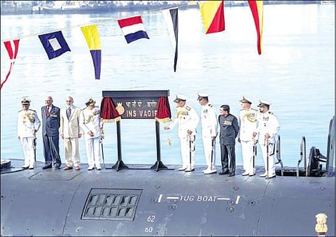 மும்பை கடற்படைத் தளத்தில் ஐஎன்எஸ் வகிர் நீர்மூழ்கியை கடற்படை தளபதி ஹரிகுமார் நேற்று நாட்டுக்கு அர்ப்பணித்தார்.படம்: பிடிஐ