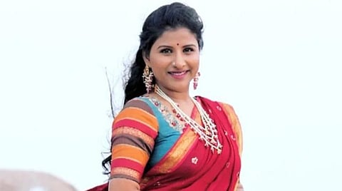 கல்வீசி தாக்கினார்களா? - பிரபல பாடகி மறுப்பு