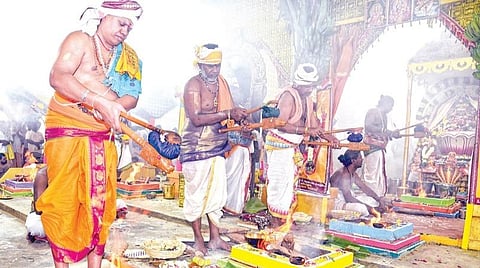 பழநி கோயில் கும்பாபிஷேகத்தை முன்னிட்டு யாகசாலையில் நேற்று நடந்த இரண்டாம் கால வேள்வி. படம்: நா. தங்கரத்தினம்